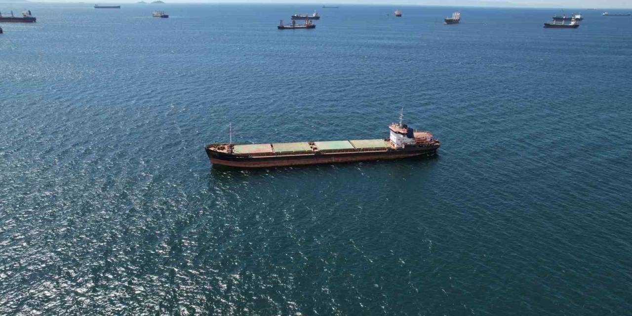 Bakırköy Açıklarında Karaya Oturan Gemi Havadan Görüntülendi