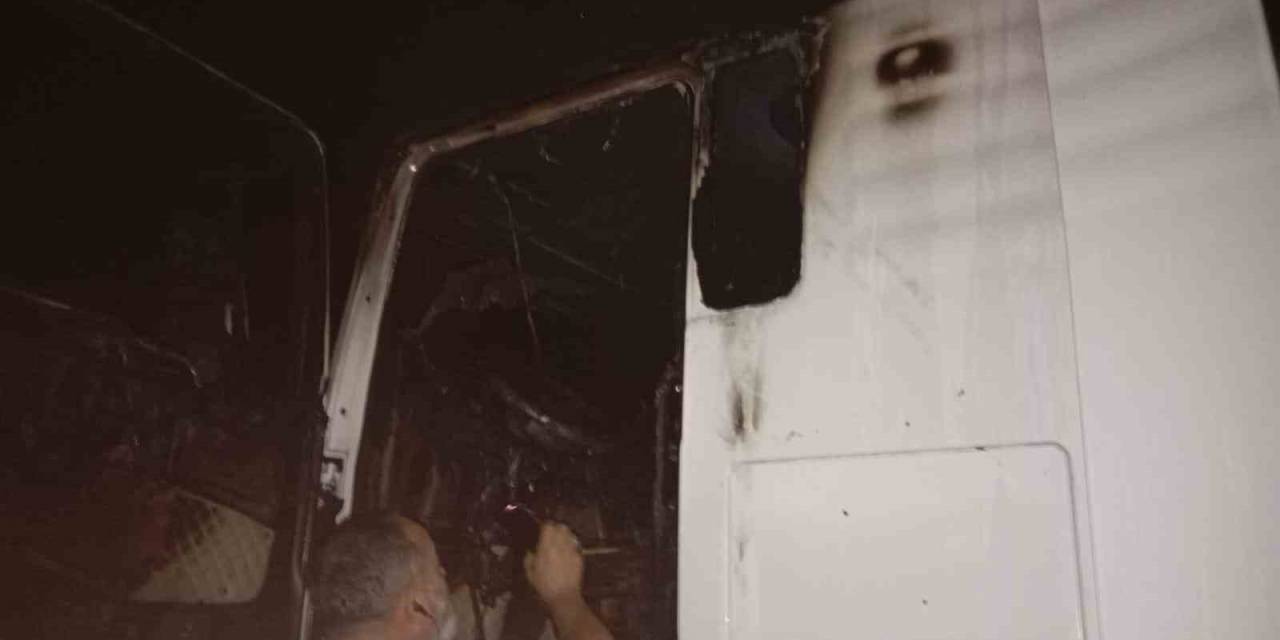 Motor Kısmından Alev Alan Tır Yandı
