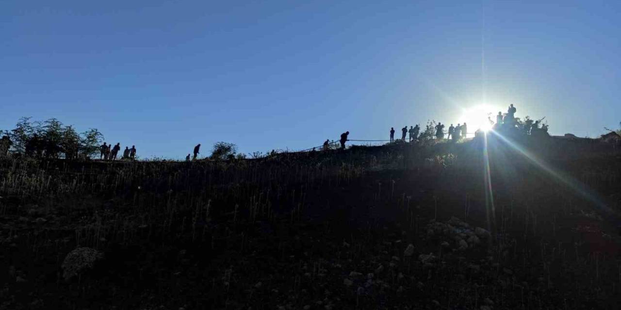 Köylerinde Çıkan Yangını Söndürmek İçin İnsan Zinciri Oluşturdular