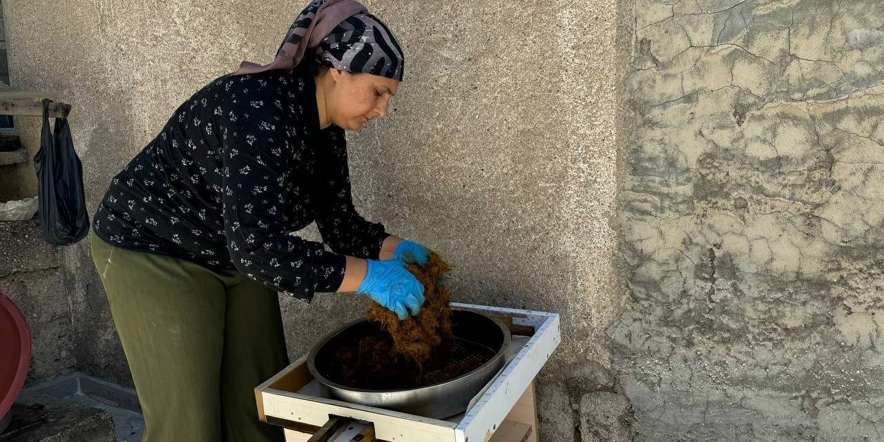 Sıcak Havalarda Soğuk Meyan Şerbeti Satarak Geçimini Sağlıyor