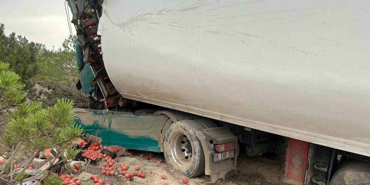 Tırla Kamyonetin Çarpıştığı Kazada 2 Kişi Yaralandı