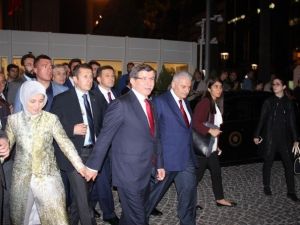 Başbakan Davutoğlu’ndan Eşiyle El Ele İzmir Turu