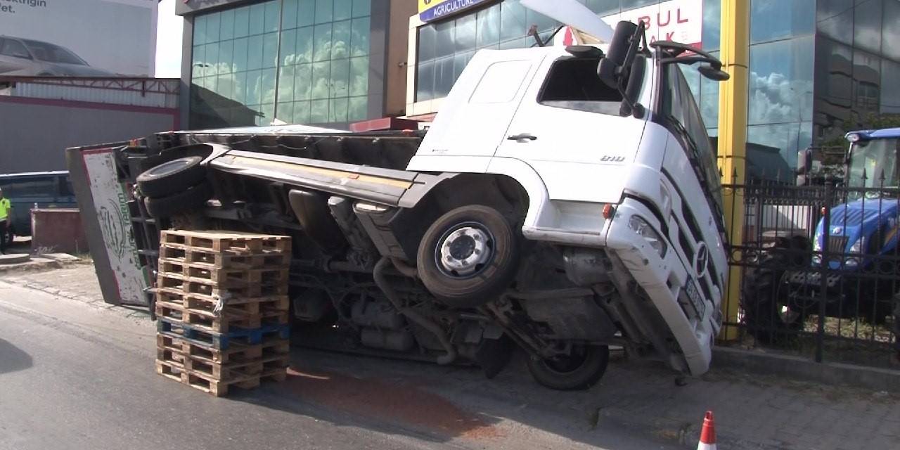 Ataşehir’de Meyve Yüklü Kamyon Yan Yattı