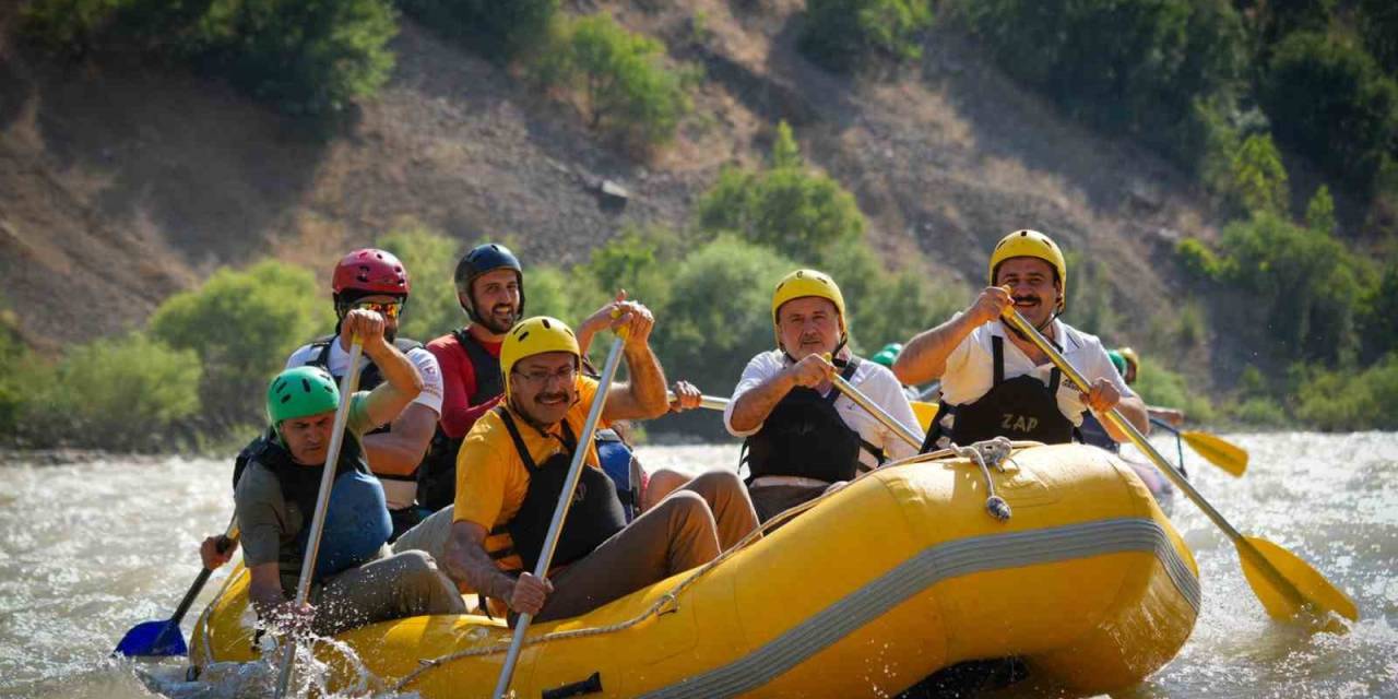 Vali Ali Çelik, Zap Suyu’nda Gençlerle Rafting Yaptı