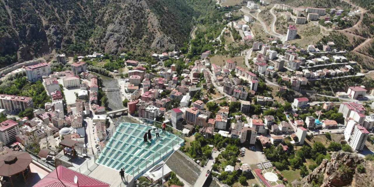 Torul Cam Seyir Terası Manzarası Ve Nefes Kesen 240 Metrelik Yüksekliğiyle Ziyaretçilerini Bekliyor