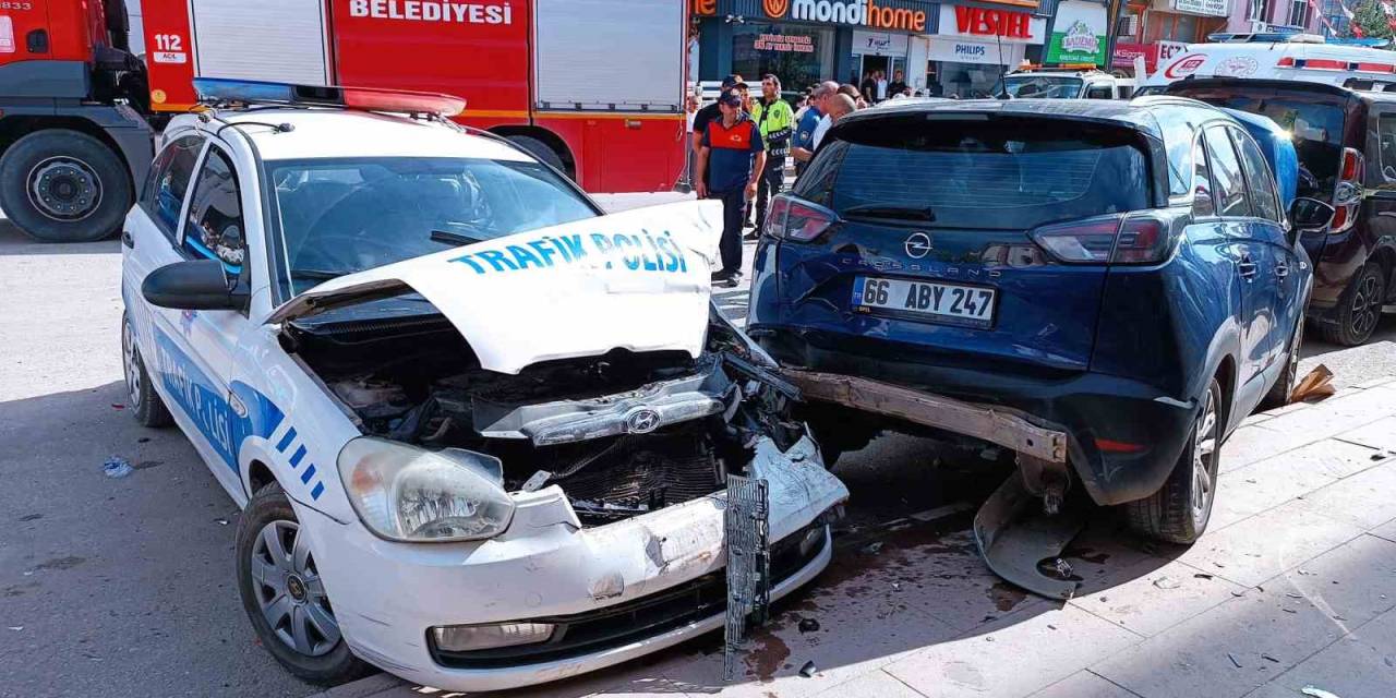 Çorum’da Kontrolden Çıkan Cip Polis Otosuna Çarptı: 2’si Polis 3 Yaralı