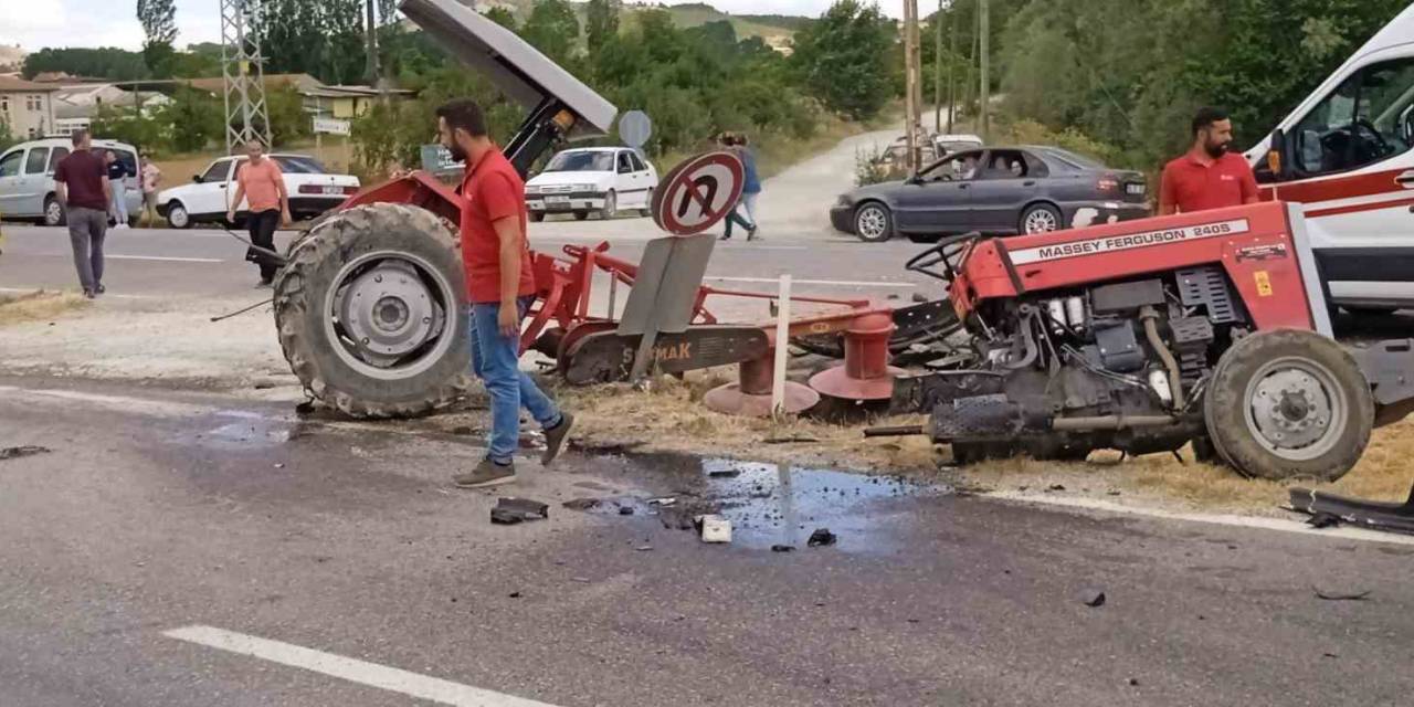 Otomobil İle Çarpışan Traktör İkiye Bölündü: 2 Yaralı