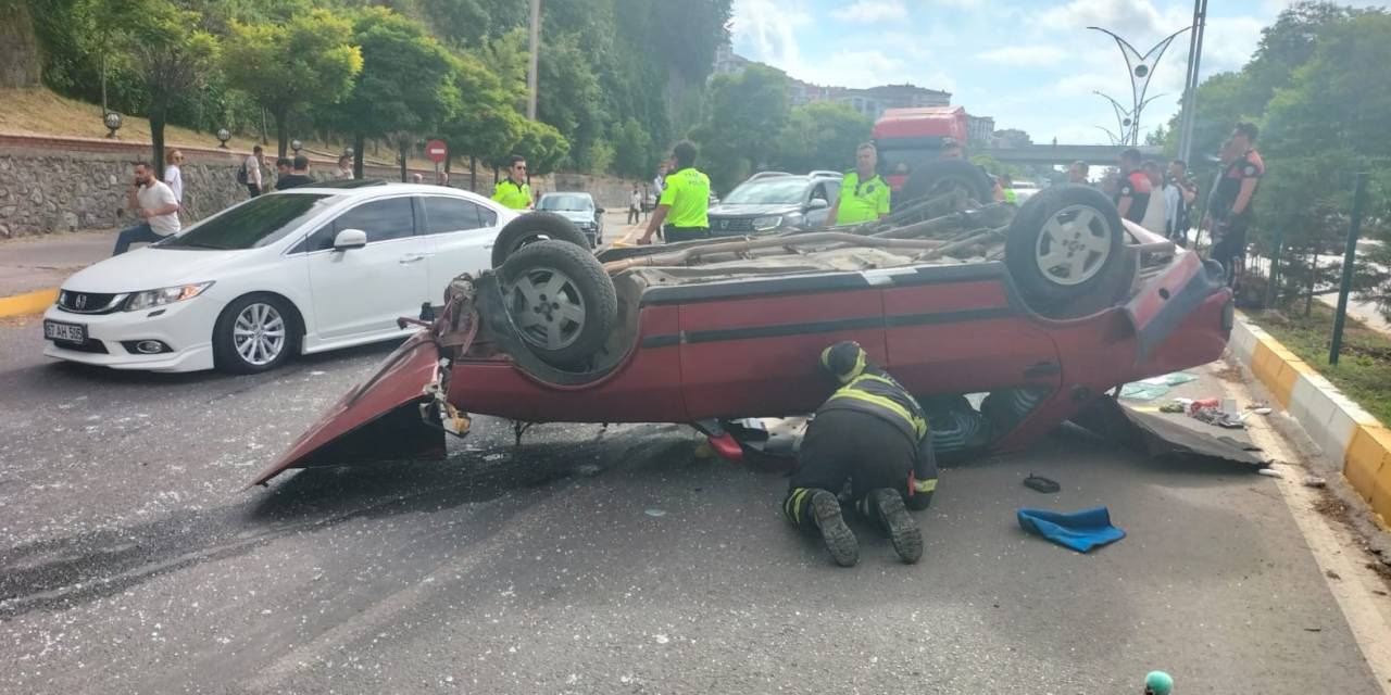 Tofaş Taklalar Atarak Durabildi: 2 Yaralı