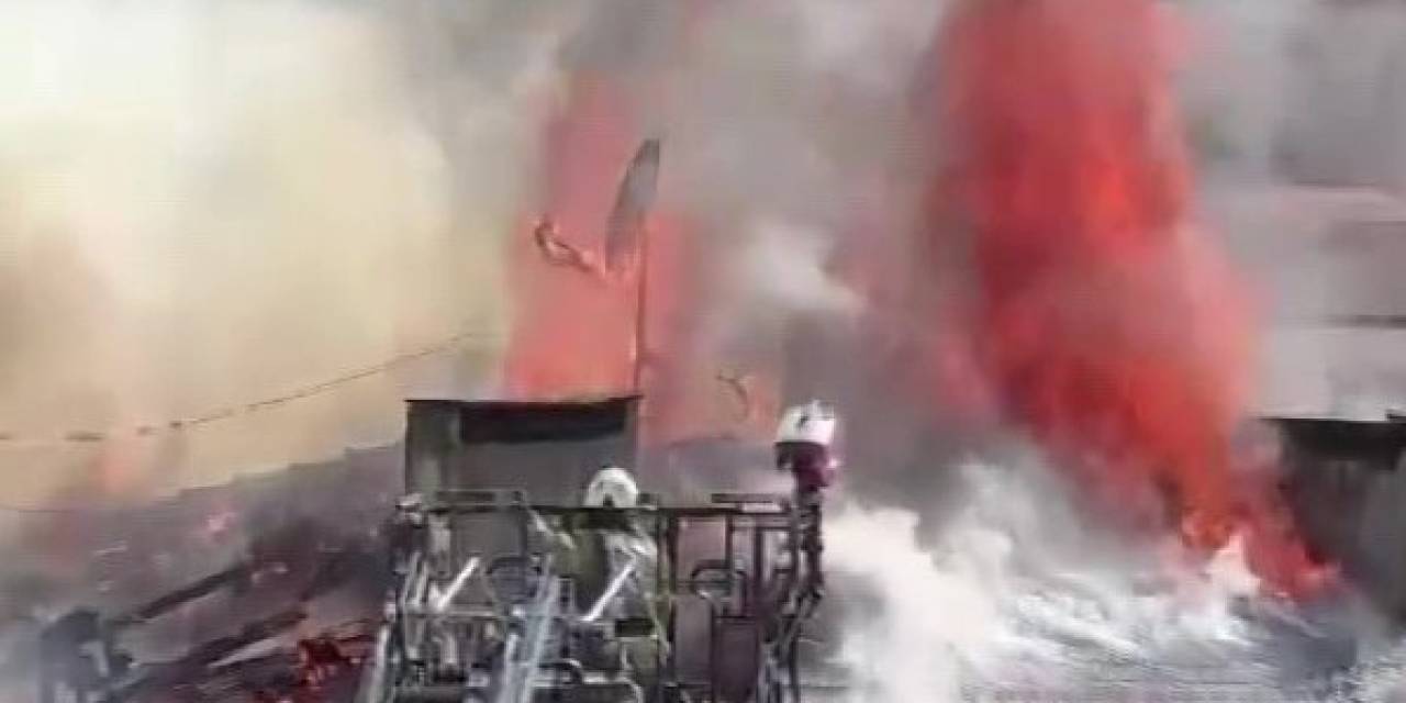 Tuzla’da Çatıların Alev Alev Yandığı Anlar Kamerada