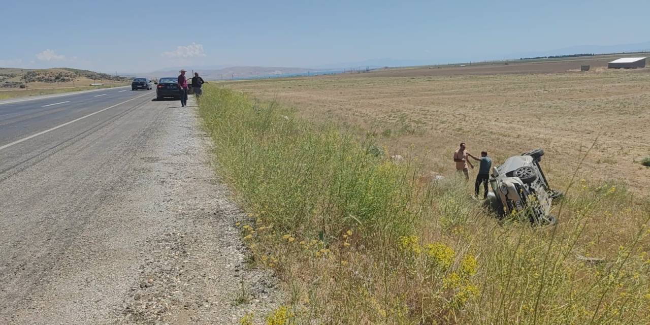 Takla Atan Otomobildeki 2 Kişi Kazayı Hafif Sıyrıklarla Atlattı