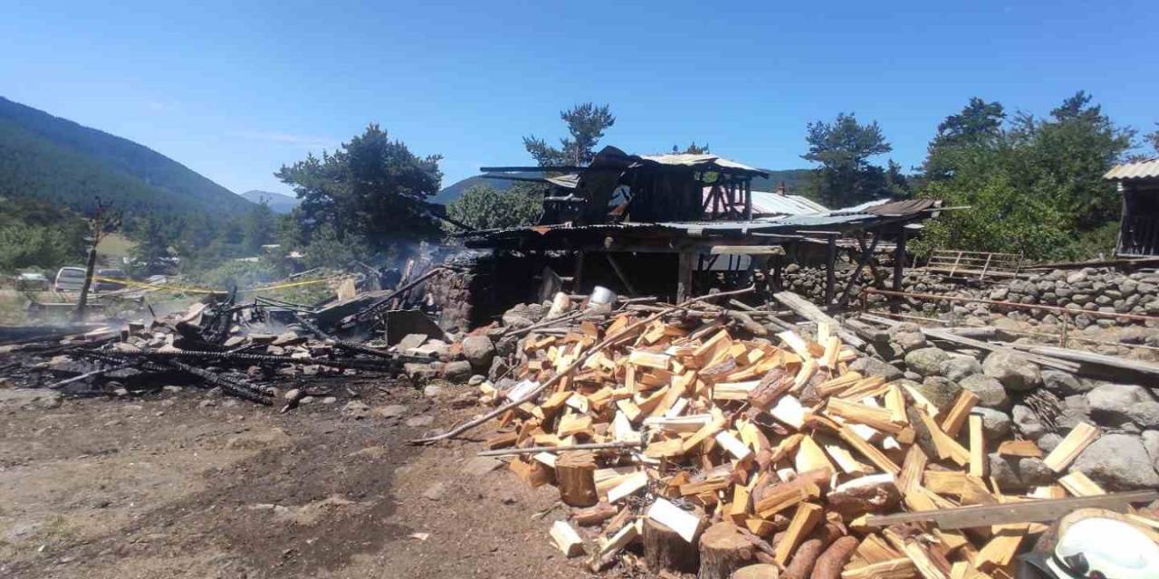 Bolu’da Yangın: Ev Ve Müştemilat Küle Döndü
