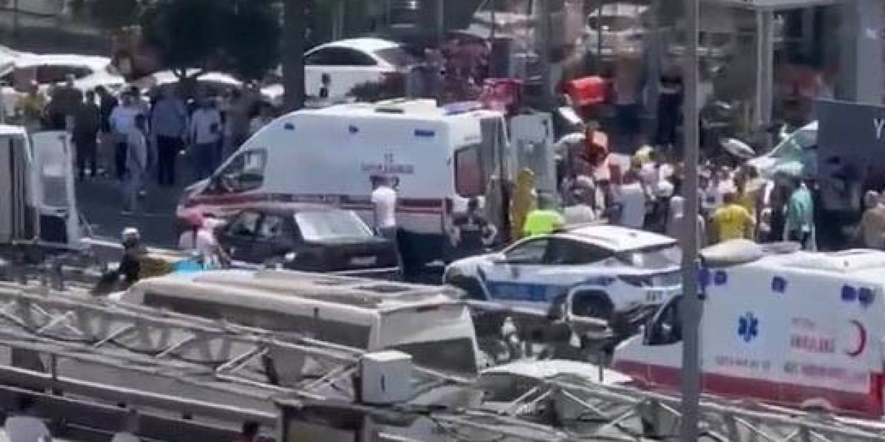 Avcılar’da Tofaş Araç Önce Yayaya Sonra Elektrik Direğine Çarptı: 1’i Çocuk 5 Kişi Yaralandı