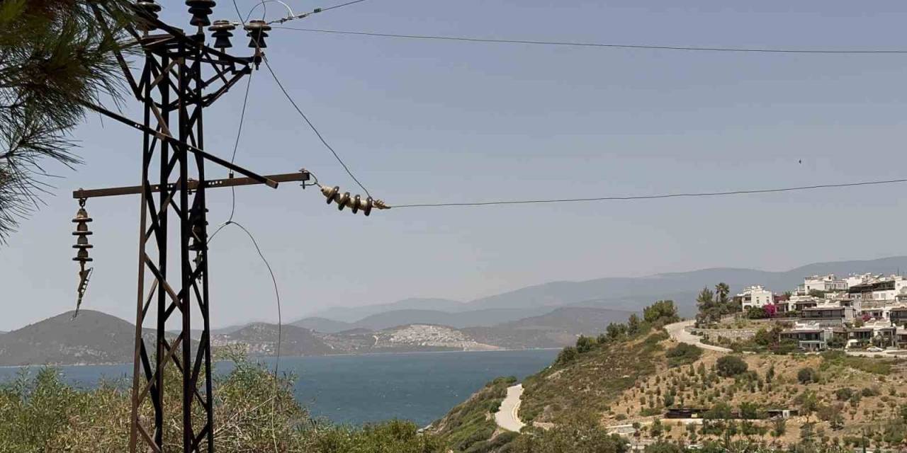 Bodrum Adabük’ünde Trafo Patladı, Alevler Lüks Sitelere Ulaşmadan Önlendi