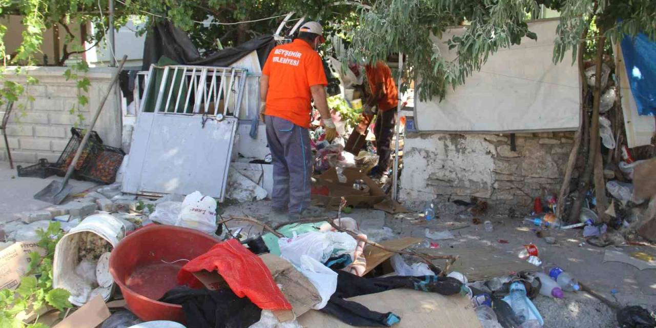 “Çöp Ev” İhbarı Üzerine Gidilen Apartmanın Bahçesinden 5 Kamyon Ve 3 Traktör Dolusu Çöp Çıkarıldı