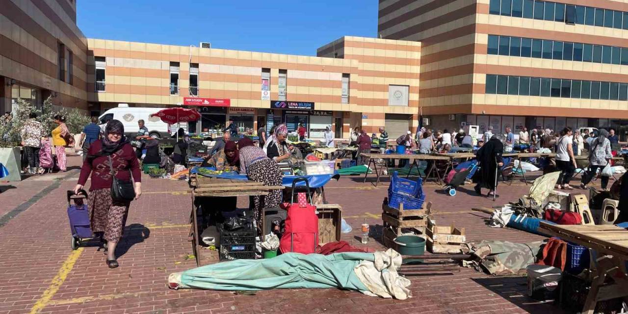 Şiddetli Lodos Sebebiyle Devrilen Pazar Şemsiyesinin Çarptığı Kadın Yaralandı