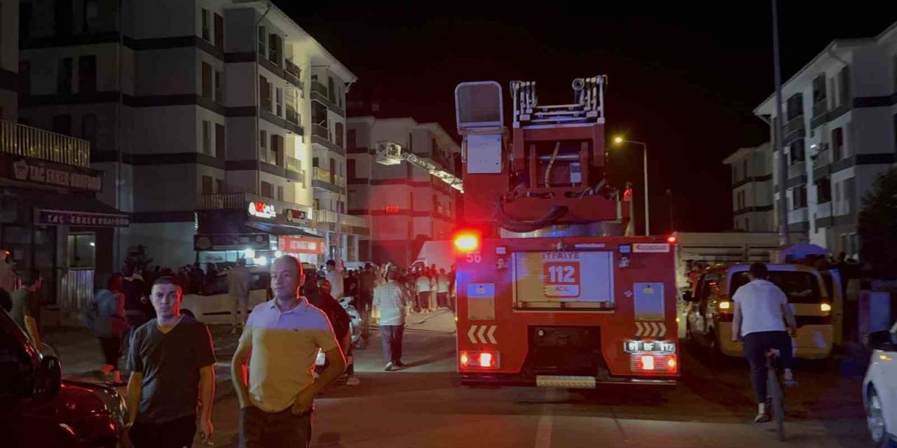 Düzce’de Bir Binada Yangın Çıktı, 7 Kişi Merdivenle Tahliye Edildi