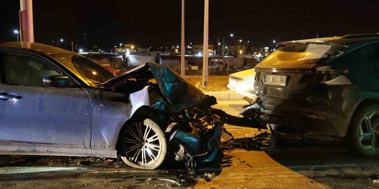 Antakya’da 2 Otomobilin Çarpıştığı Kazada 1 Kişi Yaralandı