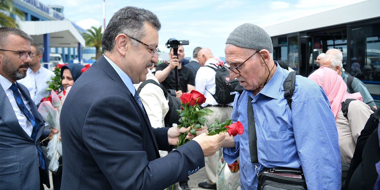Trabzon'da hacılar çiçeklerle karşılandı
