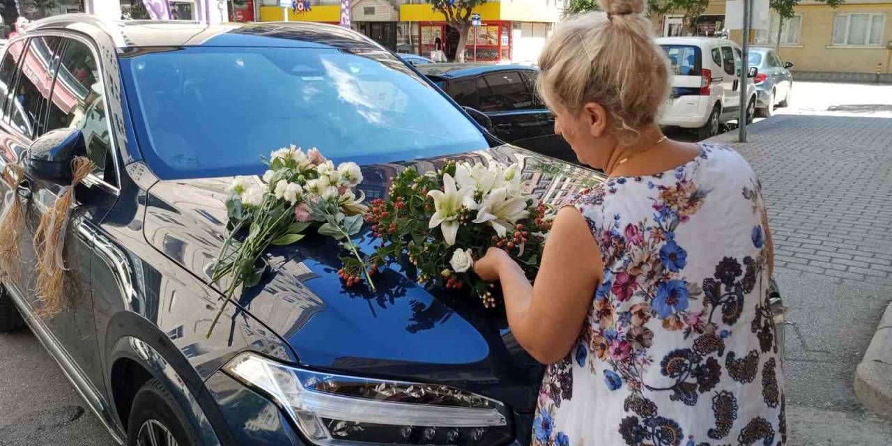 Düğün Sezonunun Açılmasıyla Çiçekçilerin ’gelin Arabası’ Yoğunluğu Başladı