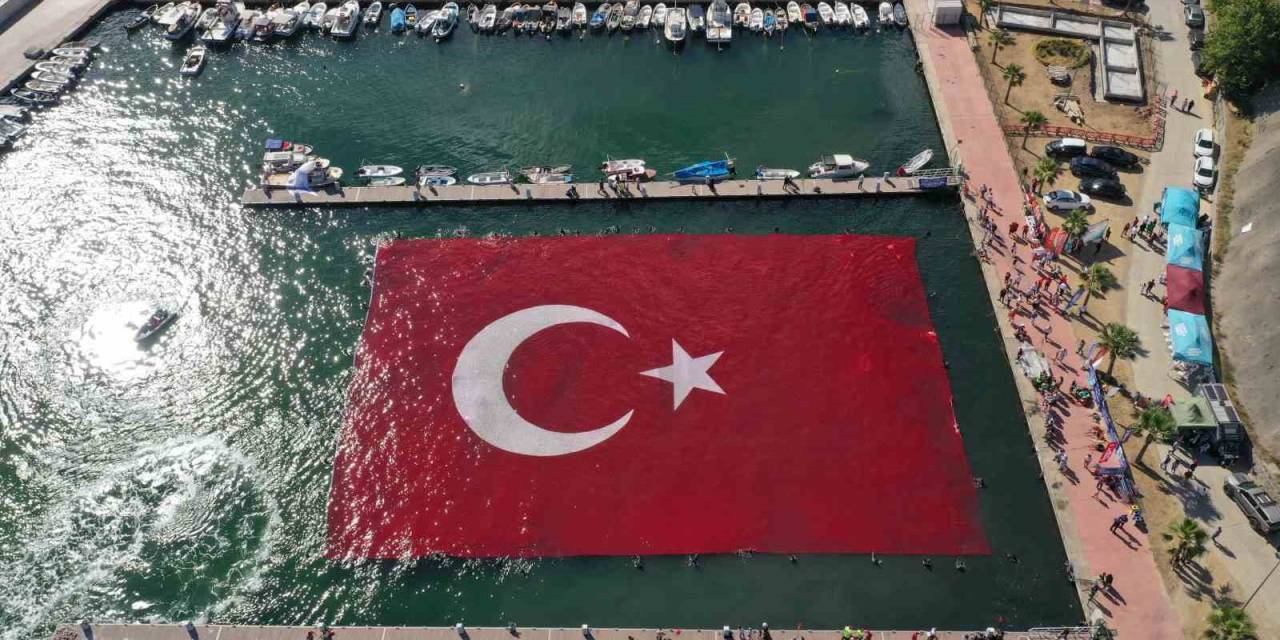 Denizde Dev Türk Bayrağı Açıldı