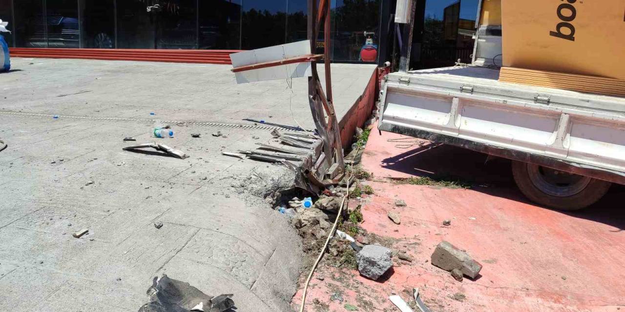 Bakırköy’de Sürücüsünün Kontrolünden Çıkan Otomobil Gece Kulübüne Girdi