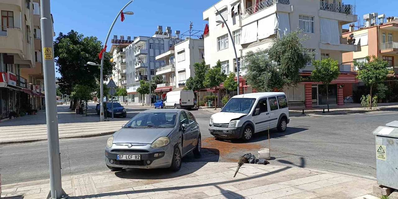Kavşaktaki Kaza Ucuz Atlatıldı, Şiddetli Çarpışmada Yaralanan Olmadı