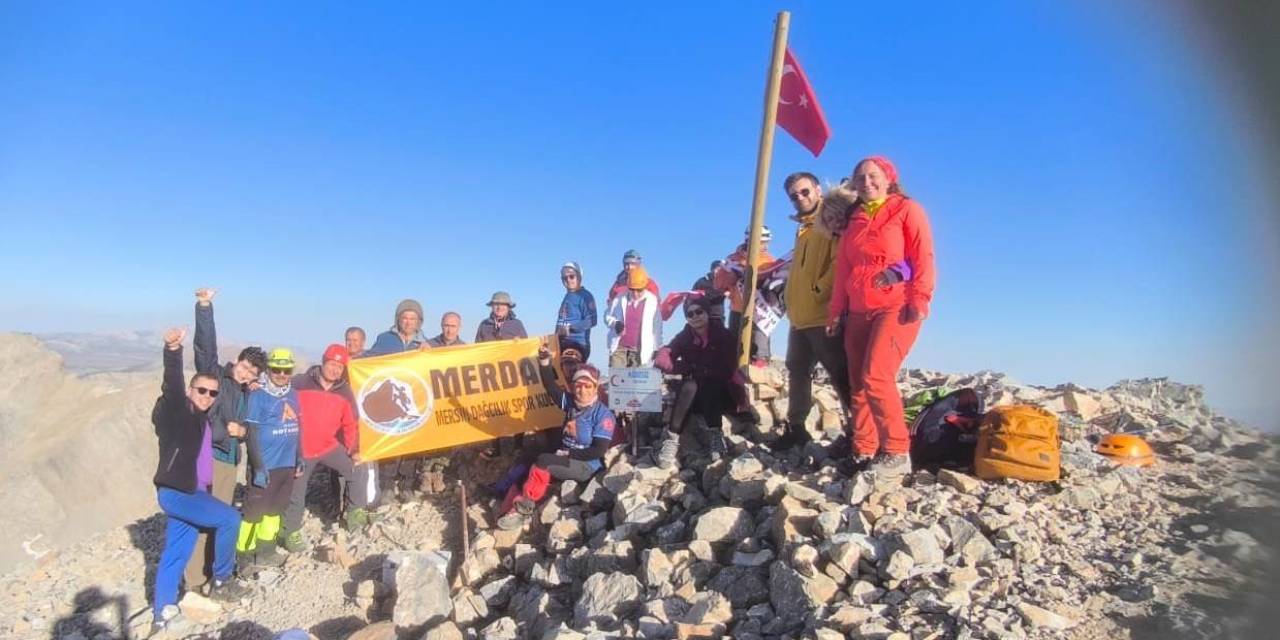 Mersinli Dağcılar Medetsiz Tepesine Tırmandı