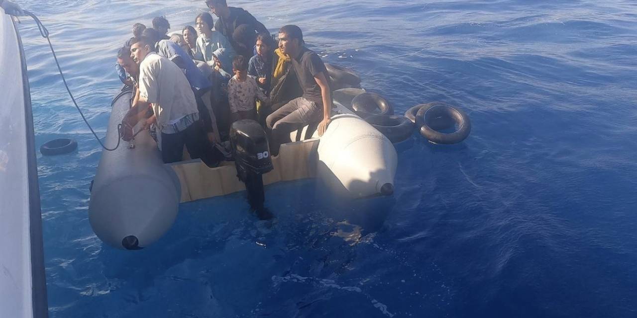 Ayvacık Açıklarında 24 Kaçak Göçmen Yakalandı