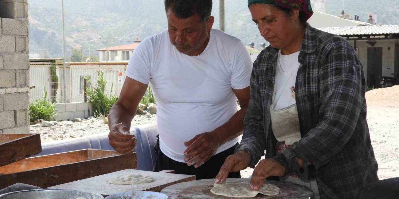 Vefakar Çift, Kavurucu Sıcakta Evlatlarını Okutabilmek İçin Tandır Başında Ter Döküyor