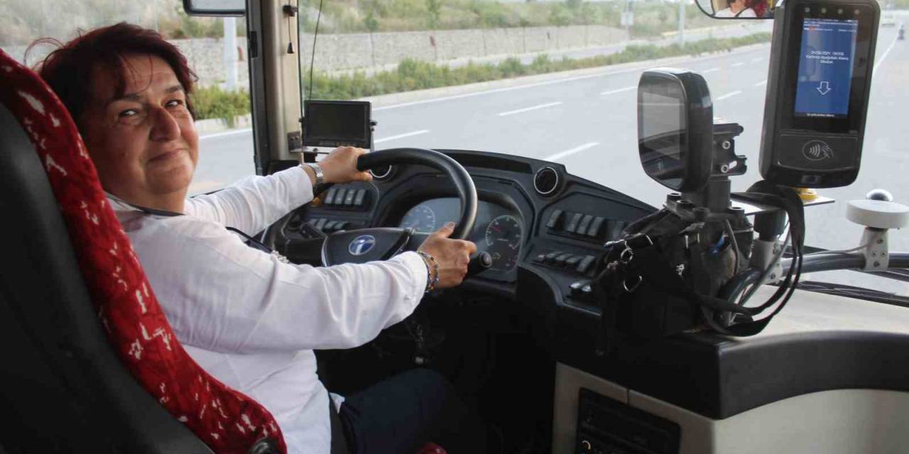 Hayali Olan Koltuğa Kavuşan Enkaz Kentin Tek Kadın Otobüs Şoförü, 8 Yıldır Mesleğini Severek Yapıyor