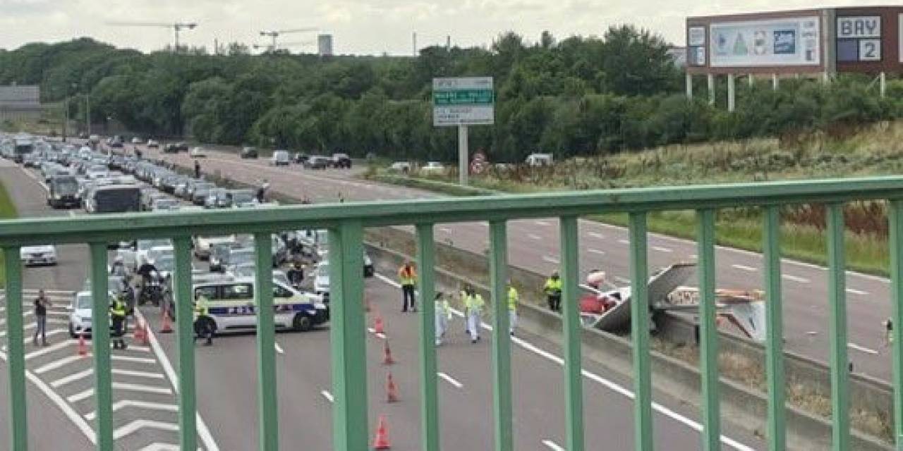 Fransa’da Otoyola Küçük Uçak Düştü: 3 Ölü