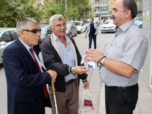 Görme Engelli Aday Emekli Maaşıyla Seçim Kampanyası Yürütüyor