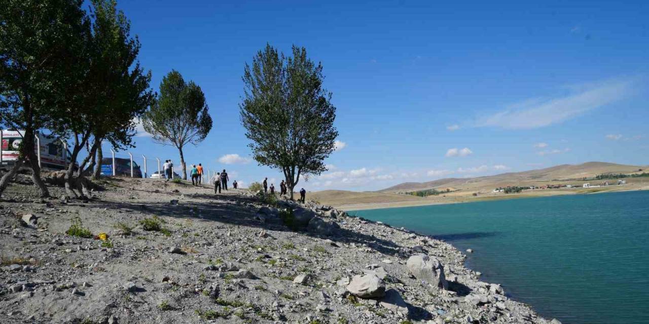 Serinlemek İçin Girdiği Gölette Kayboldu