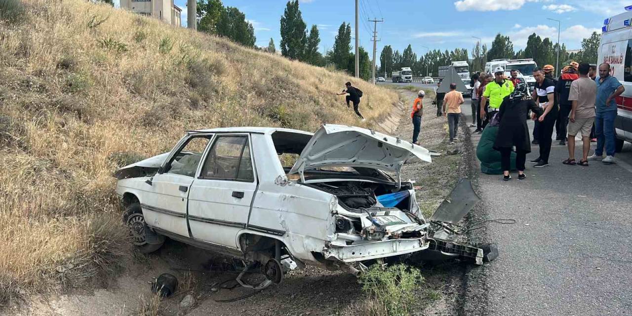 Sivas’ta Kontrolden Çıkan Otomobil Devrildi: 1’i Ağır 5 Yaralı