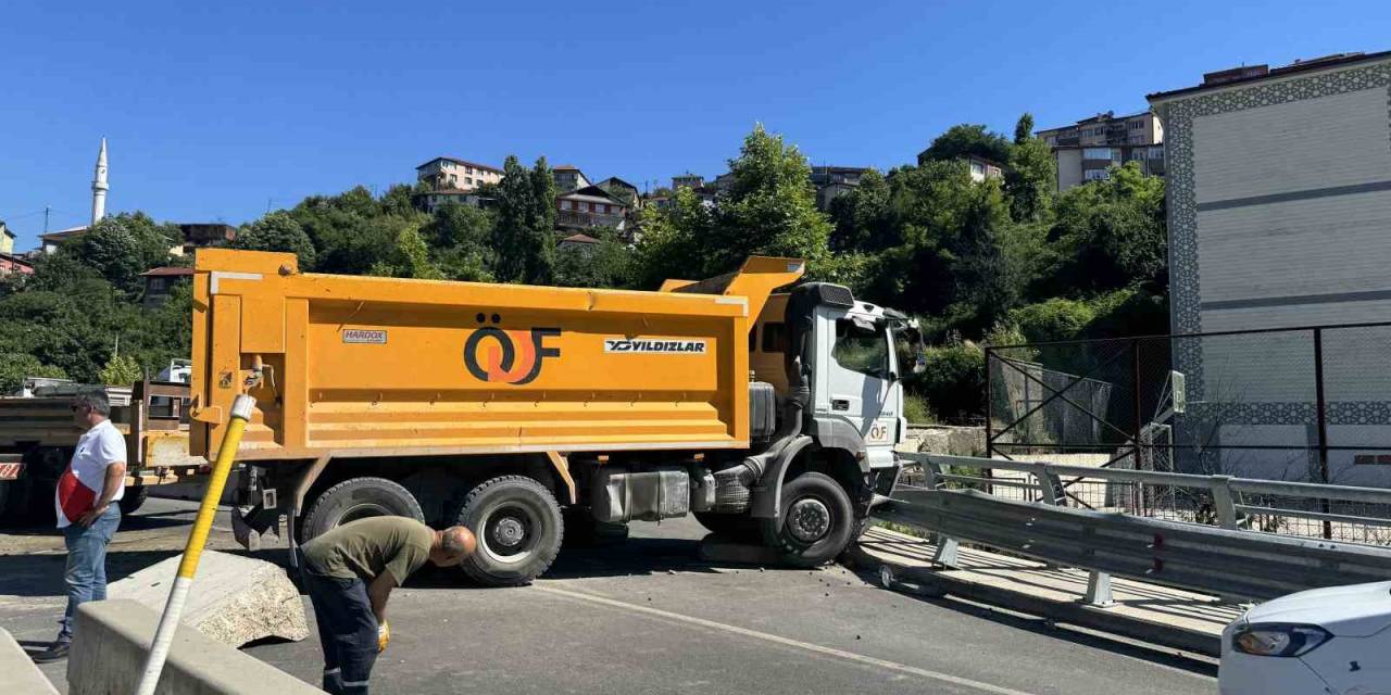 Kamyonet Bariyerlere Çarptı, Sürücüde Yüksek Promil Alkol Çıktı