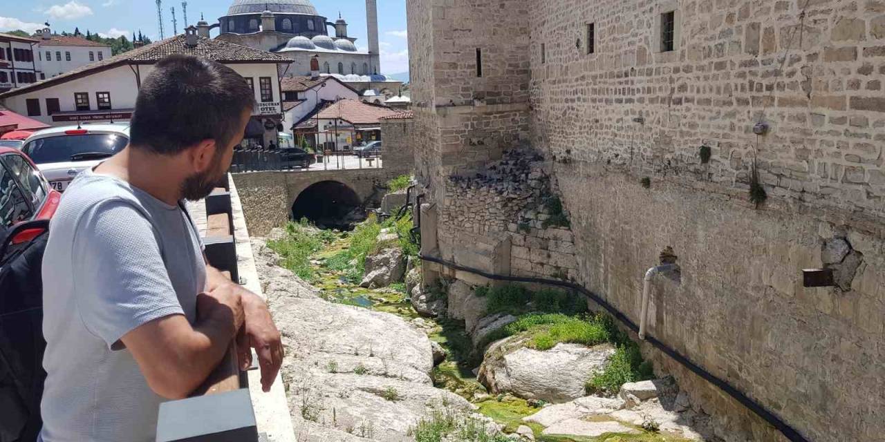 Turizm İçin Açılan Akçasu Deresi Yosunla Kaplandı