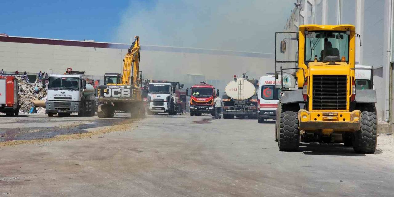 Kağıt Fabrikasının Geri Dönüşüm Alanında Yangın Çıktı