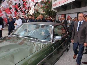 Bahçeli, Seçim İletişim Merkezine Kendi Arabasıyla Geldi