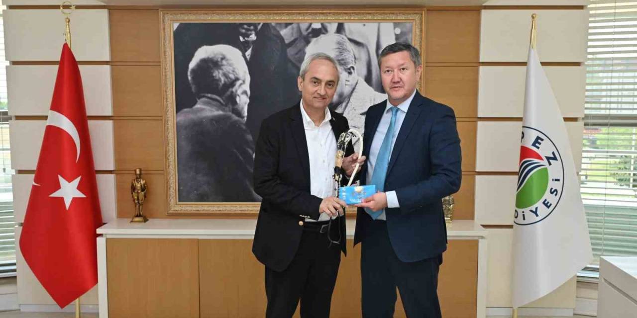 Kepez’den Kazak Ozanı Jambıl Jabayev Parkı’na Çift Telli Dombra Anıtı