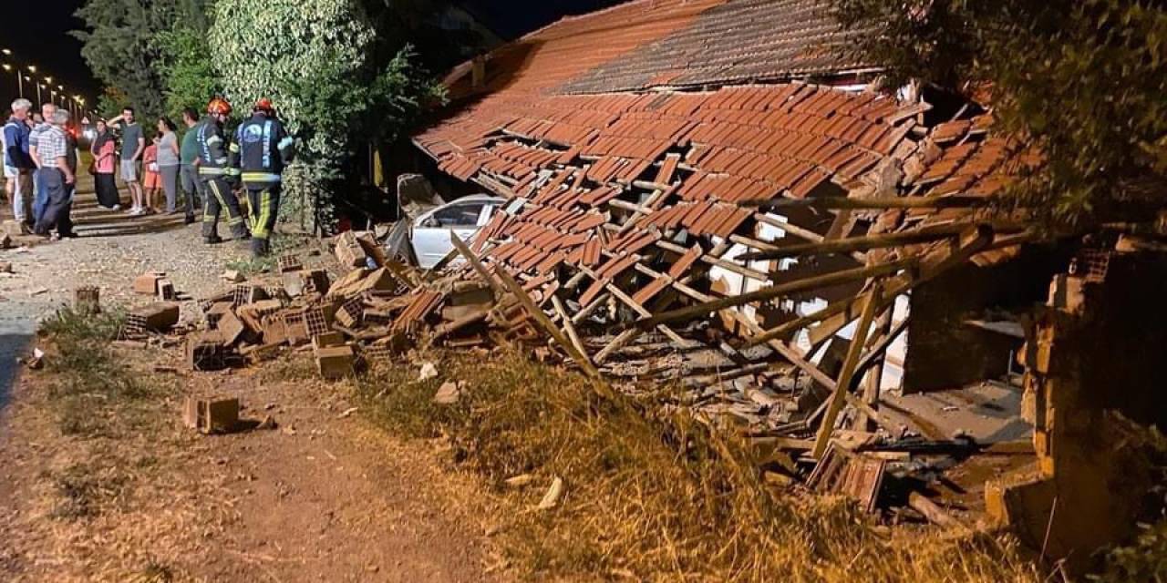 Kontrolden Çıkan Otomobil Eve Girdi; 2 Yaralı