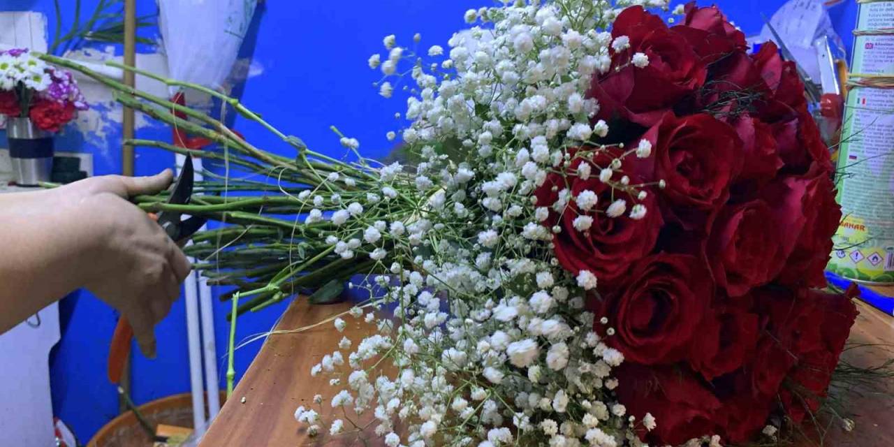 Düğün Sezonunun Başlamasıyla Kız İsteme Çiçeklerine Talep Arttı