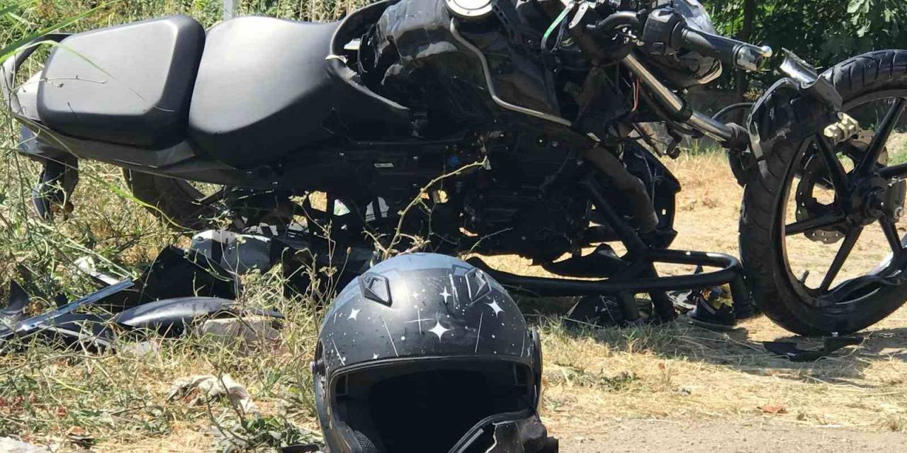 Minibüsle Kafa Kafaya Çarpışan 17 Yaşındaki Motosiklet Sürücüsü Ağır Yaralandı