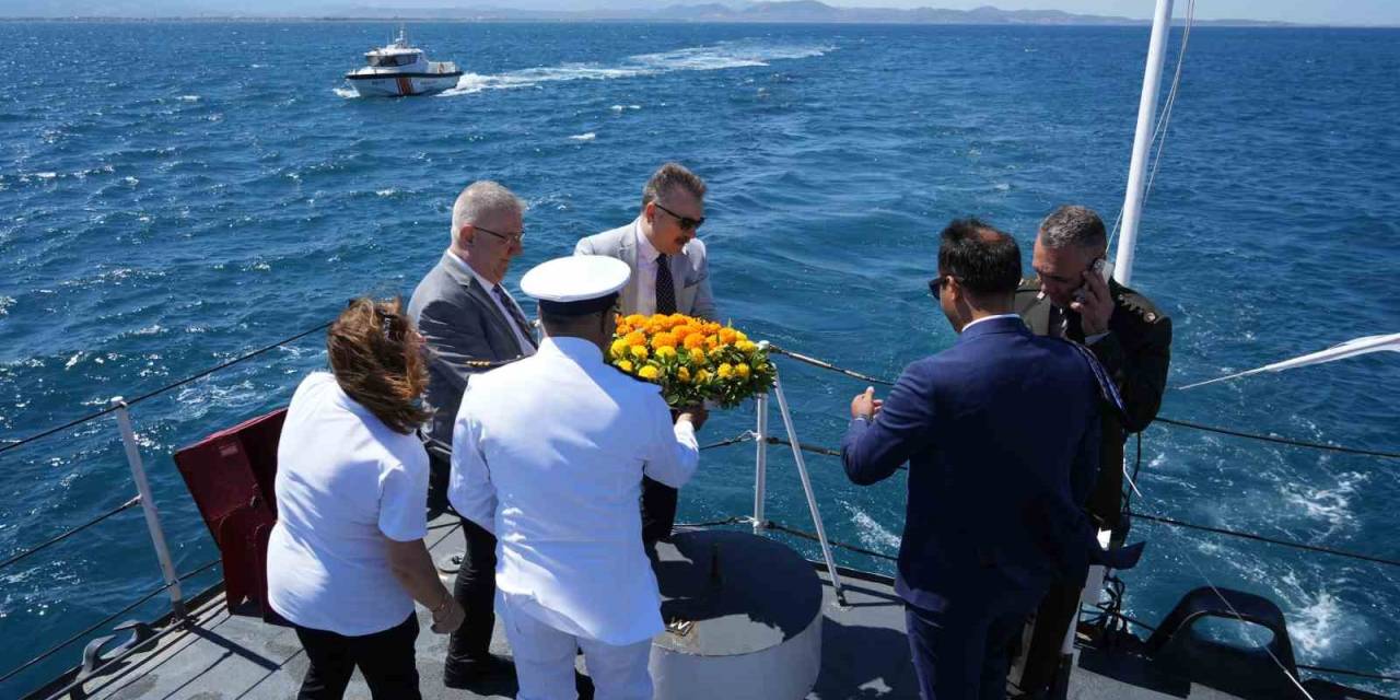 Deniz Şehitlerinin Anısına Sahil Güvenlik Hücumbotu İle Denize Çelenk Bırakıldı