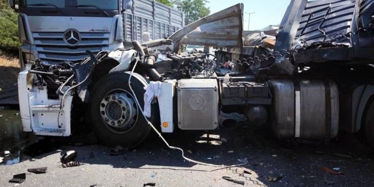 Otoyolda Feci Kaza: Tırın Kupası Koptu