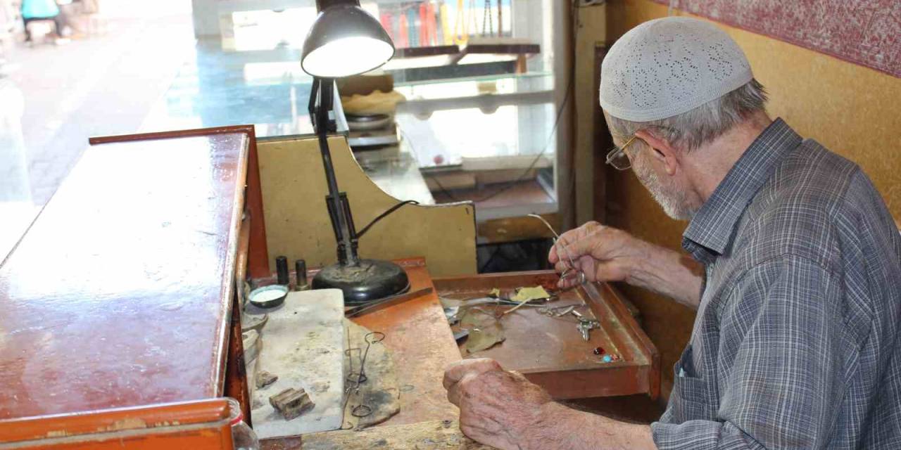 70 Yıllık Kuyumcu Mesleğini Aşkla Yapıyor