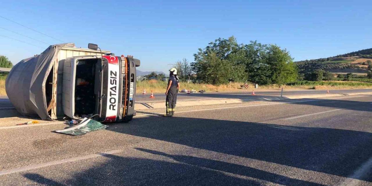 Köpeğe Çarpmamak İçin Sürücüsünün Direksiyon Kırdığı Kamyon Devrildi: 2 Yaralı