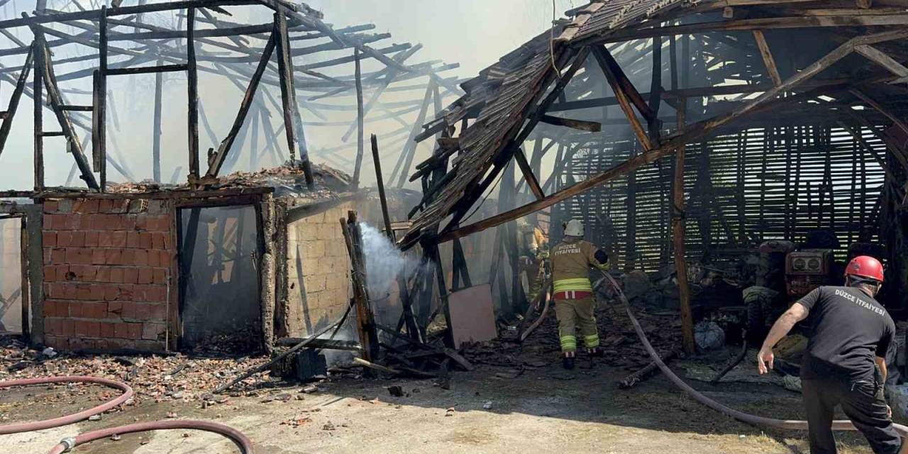 Bahçede Anız Yakılınca, 5 Yapı Küle Döndü