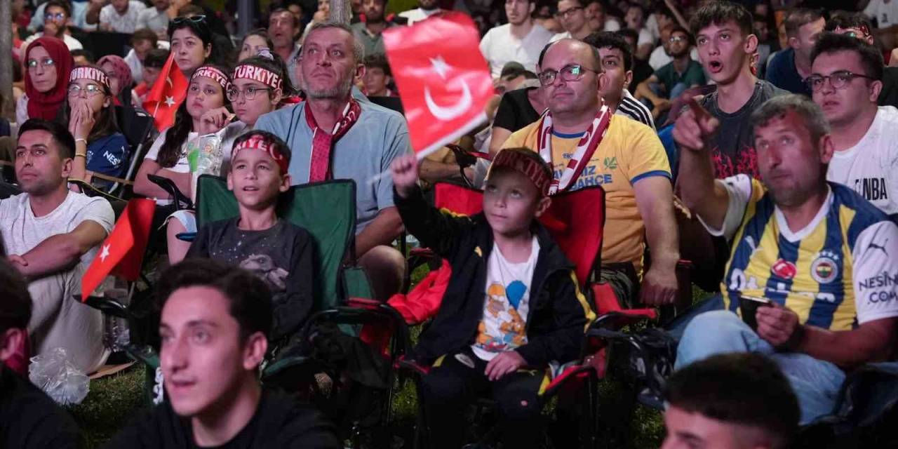 Futbol Coşkusunun Adresi Millet Bahçesi Ve Yeşil Vadi