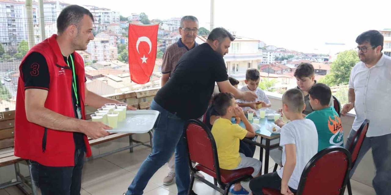 Kur’an Kursuna Başlayan Çocuklara Kek Ve Limonata İkramı