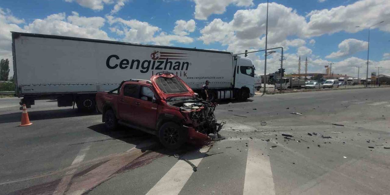 Araçların Hurdaya Döndüğü Kazada 2 Kişi Yaralandı